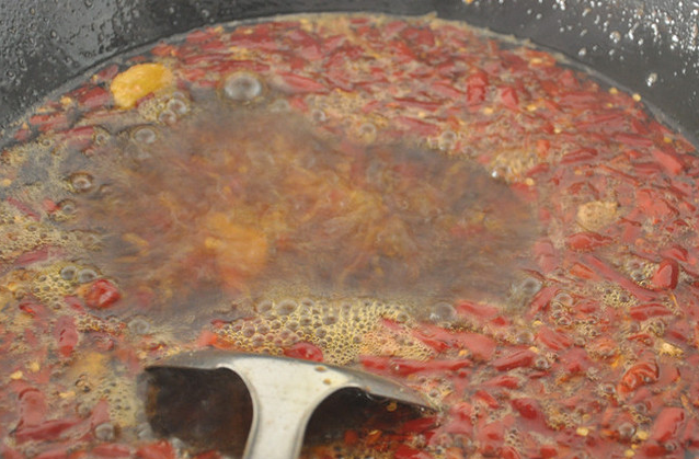 很多火鍋店使用老油，教你自己在家做火鍋味道不比外面的差！