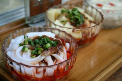 【四川小吃培訓(xùn)】選擇什么地方最適合開小吃店？