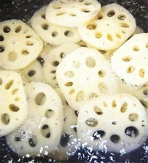 麻辣藕片，四川人的必備小吃，吃了根本停不下來(lái)