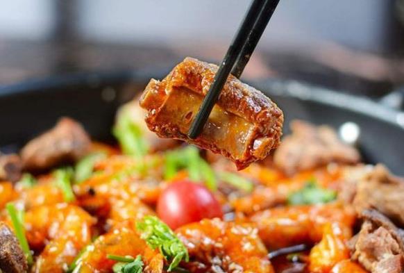 “干鍋排骨”的家常做法，做法簡單，口感麻辣鮮香