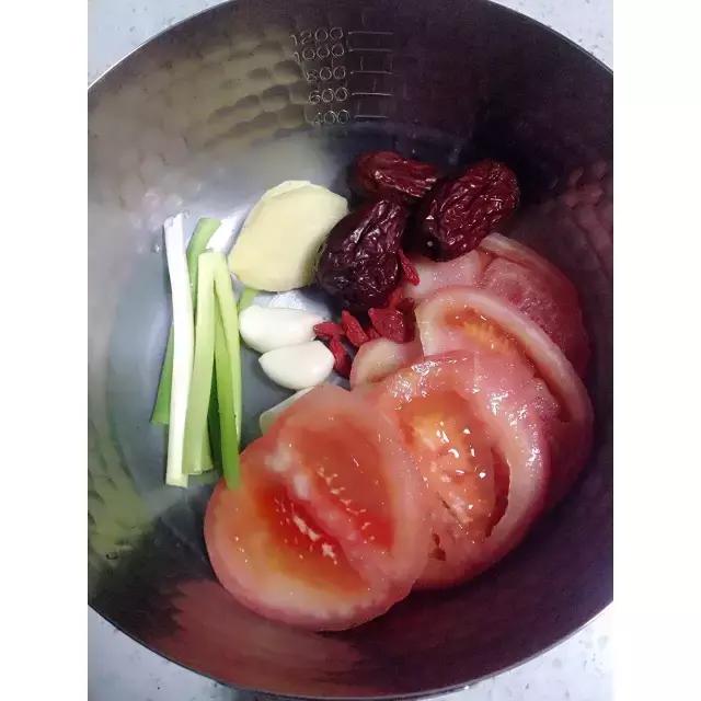 秋天到了，學(xué)學(xué)這5款火鍋湯底的做法吧！