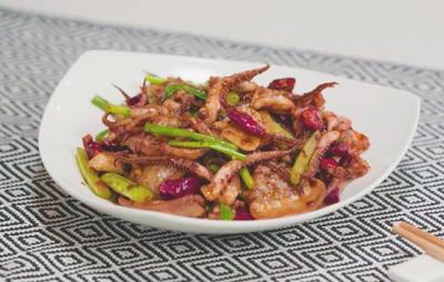 ?教你做干鍋魷魚，香辣過癮，招待客人簡(jiǎn)單又快捷！