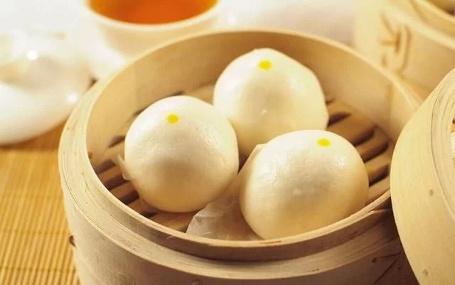 說到面食，它主要就是以面粉制作成的食物，并且各個地方都有不同種類的面食，尤其是愛吃面食的北方地區(qū)來說，基本上餐餐都離不開面食的存在，一般比較常見的面食有面條，包子，饅頭，油條等等，受到了人們的喜愛，有在家做過面食的朋友都知道，發(fā)面是面食制作過程中非常關(guān)鍵的一步，今天小編就來給大家分享下，面食“發(fā)面”的6個訣竅，新手也能輕松掌握。