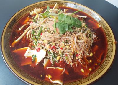 川味冒菜技術(shù)培訓(xùn)班，老師在一旁從中指導(dǎo)