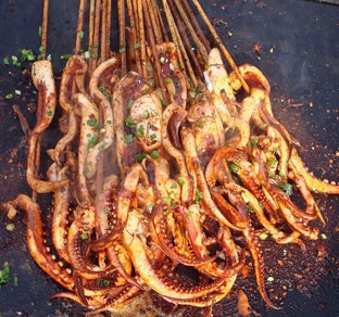 四川小吃鐵板魷魚技術(shù)做法哪里好？短期小吃培訓中心