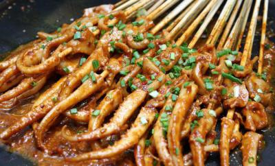 四川街邊鐵板魷魚技術(shù)做法哪里好？每位學(xué)員親自動(dòng)手制作