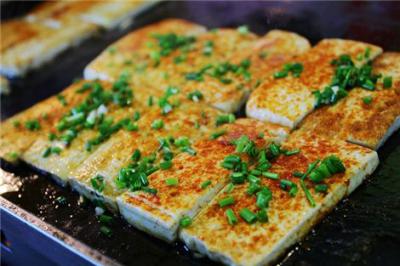 鐵板豆腐培訓(xùn)哪里好？鐵板豆腐技術(shù)無保留教學(xué)