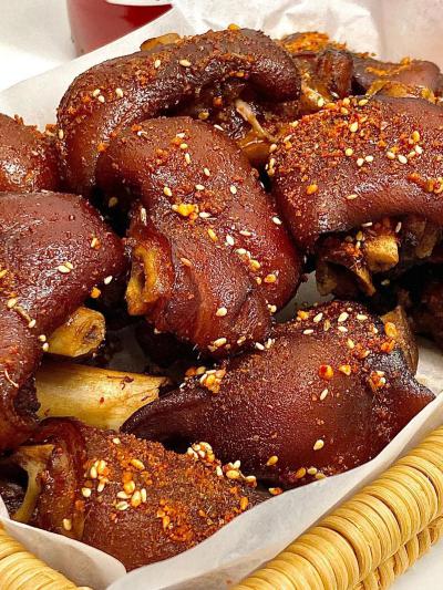 烤豬蹄技術(shù)培訓(xùn)班在哪里？飄味緣培訓(xùn)學(xué)校，助您開啟財(cái)富“蹄”途！