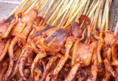 鐵板魷魚(yú)技術(shù)培訓(xùn)班哪里比較好？飄味緣小吃培訓(xùn)學(xué)校深度解析