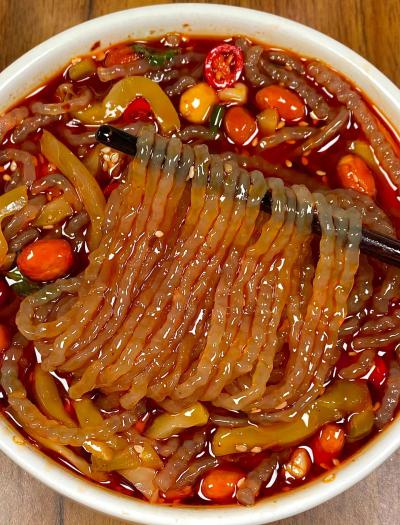 專(zhuān)業(yè)酸辣粉技術(shù)培訓(xùn)機(jī)構(gòu)哪家好？飄味緣酸辣粉技術(shù)培訓(xùn)中心手把手教學(xué)